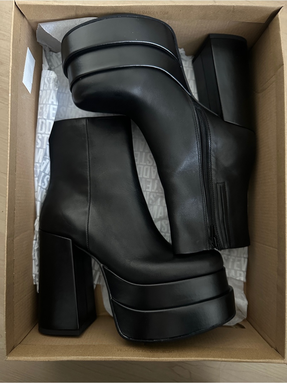 Like New Steve Madden Cobra Black Leather Platform Ankle Boots